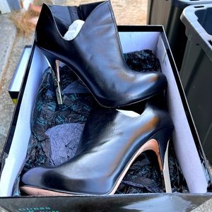 Size 8 Guess heels. My wife is purging her closet.